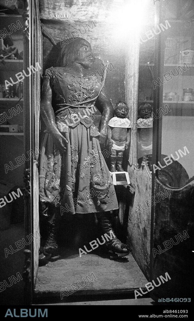 FILE 691008 - . Julia Pastrana: Woman born in Mexico in 1832, was shown at a freak show circus because of her deformity. Her face looked like an ape. Otherwise, she had a normal female body. Julia Pastrana died in childbirth at the birth of her daughter. Both was embalmed to mummies. The owner of the mummies is Jeager Gunnar Lund in Oslo, Norway.. ****. Julia Pastrana: Kvinna fördd i Mexico 1832, visades upp på cirkus på grund av sin missbildning. Ansiktet såg ut som en apas. I övrigt hade hon en normal kvinnokropp. Julia Pastrana dog i barnsäng vid fördseln av dottern. Båda balsamerades till mumier. Ägare av mumierna är Gunnar Jeager Lund i Oslo.. Foto: Jacob Forsell Kod: 14.