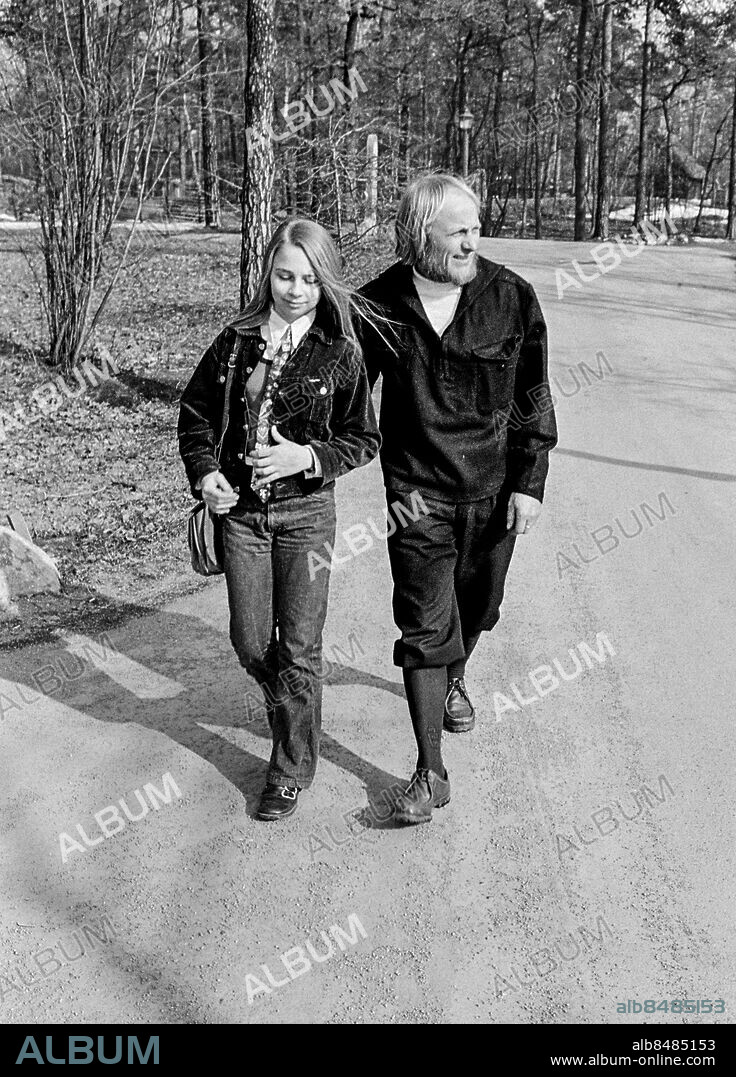 STOCKHOLM 1972-03.. Amatörskådespelarna Herman och Irene Grönlund på besök i Stockholm.. Foto: Bo-Aje Mellin / RiR / SVT / Kod: 5600. Bild och reportage publ. i RiR 17/72 sid. 6-7 inför TV-serien Nybyggarland.. RiR 20491 sv/v neg.