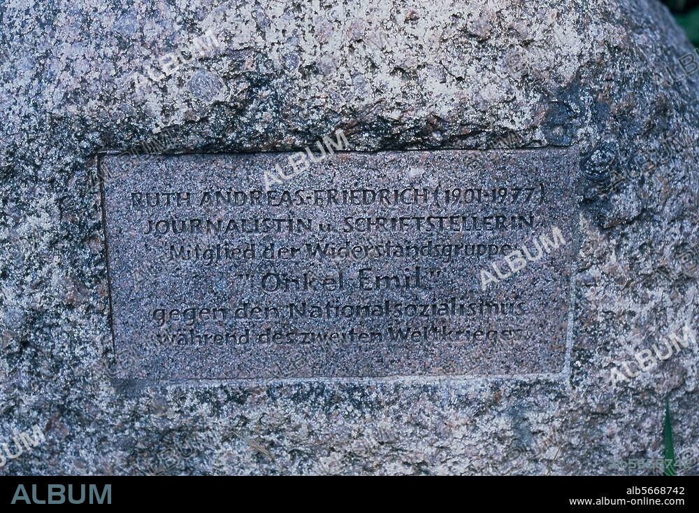 Andreas-Friedrich, Ruth, eigentl. Behrens, verehel. Friedrich; Journalistin und Widerstandskämpferin. Schöneberg 23.9.1901 - München. 17.9.1977. Gedenkstein im Ruth-Andreas-Friedrich-Park in Berlin-Steglitz, Am Fichtenberg 10; Ausschnitt. Foto, August 2002.