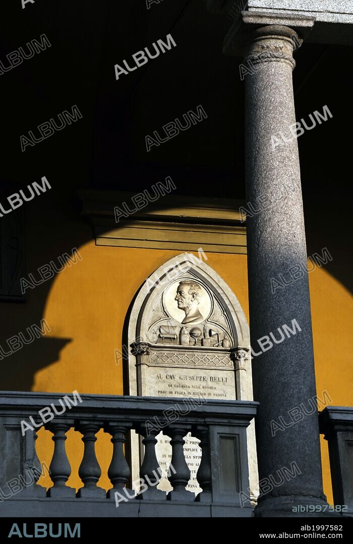 Lápida de Giuseppe Belli (1791-1860). Físico y matemático italiano. Mármol de Carrara. Relieve que representa un retrato de Belli dentro de un medallón con algunos instrumentos relativos a la física. Universidad de Pavía. Italia.