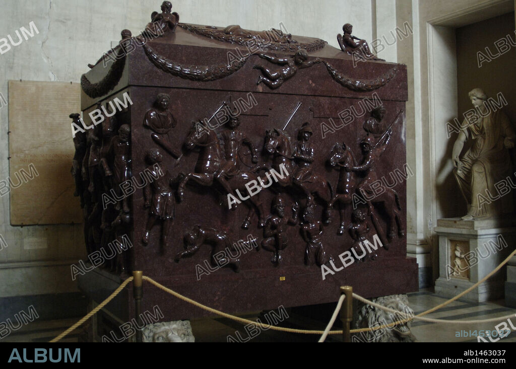 ARTE ROMANO. BAJO IMPERIO. ITALIA. SARCOFAGO DE ELENA. Atribuido a la madre del emperador Constantino I. Obra realizada en pórfido rojo. Procede del Mausoleo de Elena. Los relieves recrean una escena de la primera mitad del siglo IV. Caballeros romanos con túnica corta, yelmo y armados con lanza realizan una carga contra tropas de bárbaros en huída. Altorrelieve. Fechada en el año 320. Museo Pio Clementino. Museos Vaticanos. Ciudad del Vaticano. Europa.