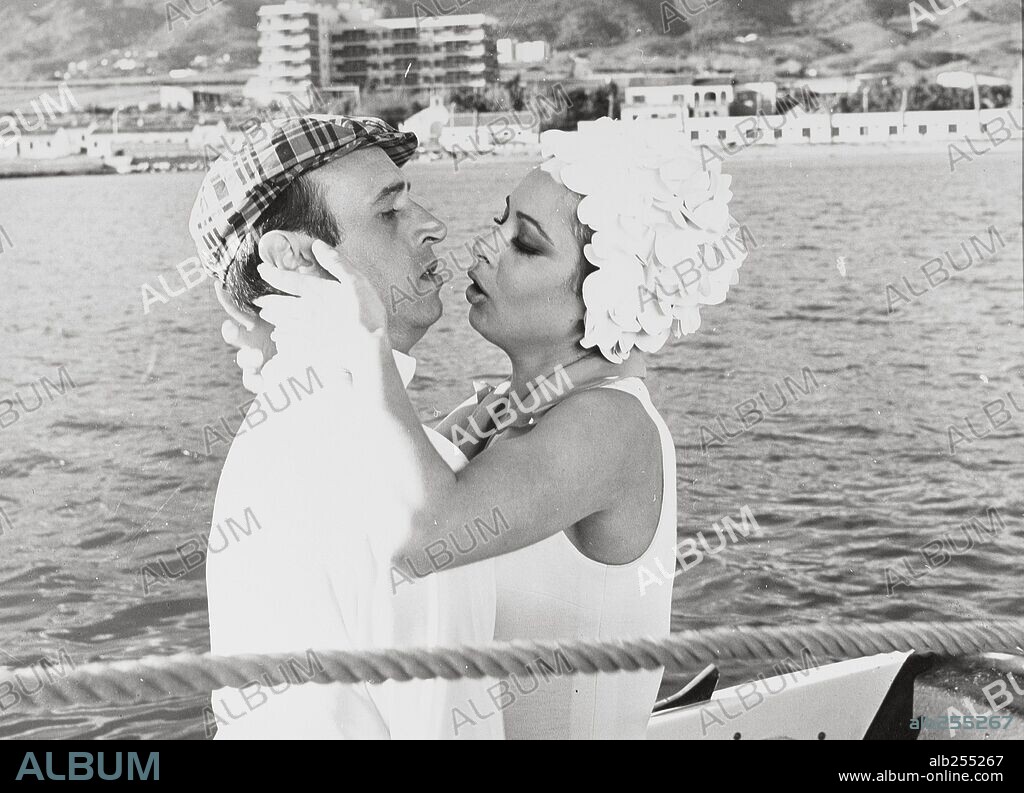 JUANJO MENENDEZ y LA POLACA en EL ABOMINABLE HOMBRE DE LA COSTA DEL SOL, 1970, dirigida por PEDRO LAZAGA. Copyright PEDRO MASO P.C.