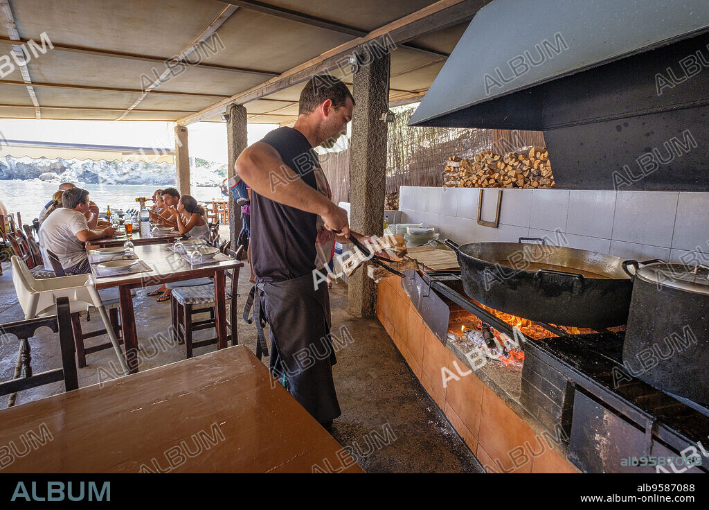 Bullit de peix, cocinado al fuego de leña, restaurante El Bigotes, Cala Mastella, Sant Carles, Municipio Santa Eulària des Riu, Ibiza, balearic islands, Spain.