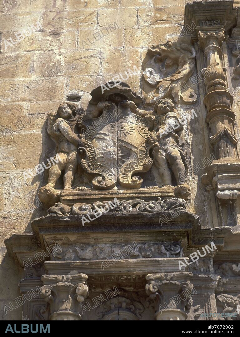 UNIVERSIDAD-DETALLE EN LA FACHADA-ESCUDO.