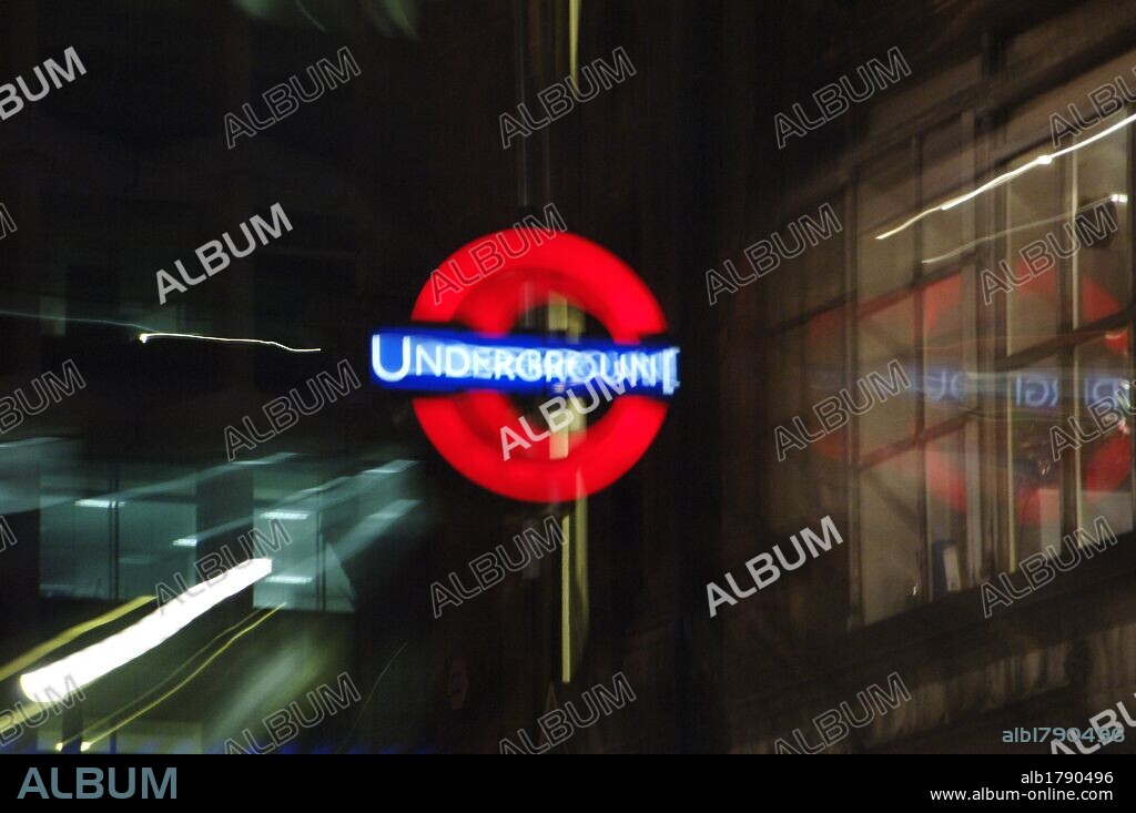 ANAGRAMA de estación de metro londinense con efecto especial. Londres. Inglaterra. Reino Unido.