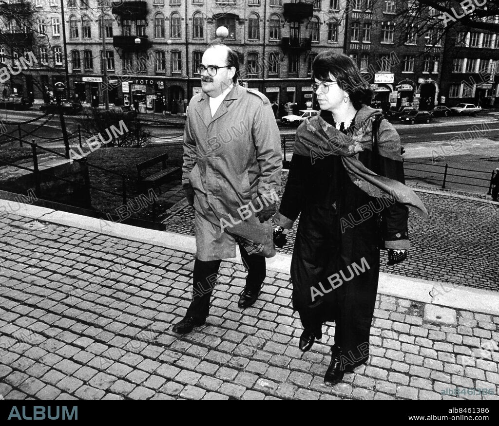 GÖTEBORG 1990-01-30. Sten-Åke Cederhöks begravning i Karl Johans kyrka. Här ses Leif "Loket" Olsson med en kvinna. *** Local Caption *** GP Foto: Bengt Kjellin / Kamerareportage / TT / Kod: 2524.