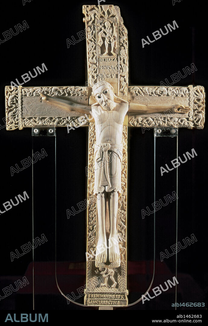 ARTE ROMANICO. ESPAÑA. CRUCIFIJO DE DON FERNANDO I Y DOÑA SANCHA, de 1063, con Cristo como Mayestas Domini, con cuatro clavos e impresionante aspecto, enriquecida la cruz con orla con el tema del Juicio y otros alegóricos de monstruos y animales de influencia islámica. Museo Arqueológico Nacional. Madrid.