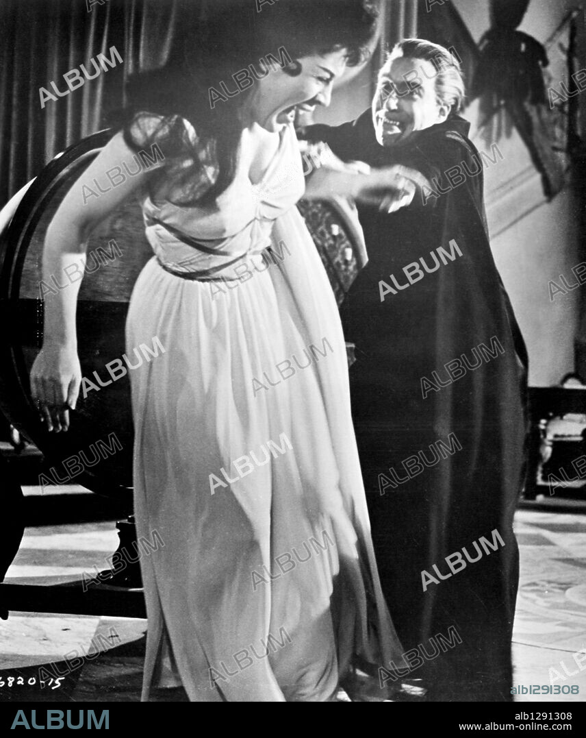 MICHAEL GOUGH and PETER CUSHING in DRACULA, 1958, directed by TERENCE FISHER. Copyright HAMMER FILM PRODUCTIONS.
