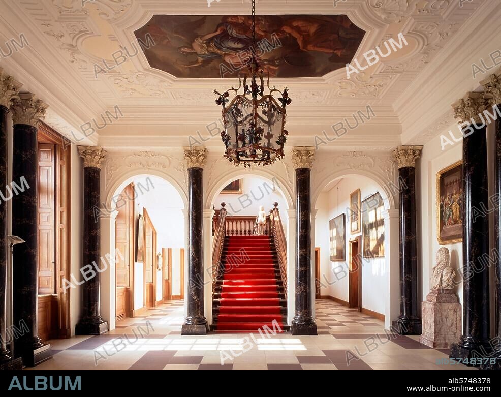 Nordkirchen (Münsterland, Westfalen), Schloß Nordkirchen (erbaut ab 1705 unter Fürstbischof Friedrich Christian von Plettenberg-Lenhausen; Arch.: Gottfried Laurenz Pictorius; Umgestaltung ab 1724 durch Johann Conrad Schlaun). Innenansicht: Grosses Vestibül. Foto (Jochen Helle).