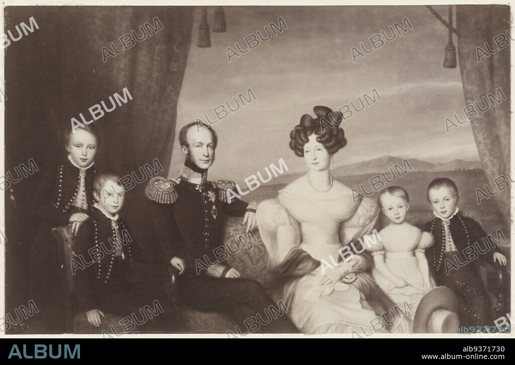 Family portrait of William II, King of the Netherlands, Anna Paulowna Romanowa and their children, Family portrait of William II, Anna Paulowna and their children William III, Alexander I, Hendrik and Sophie., anonymous, after: Jean-Baptiste Van der Hulst, Netherlands, 1850 - 1930, photographic support, height 133 mm × width 205 mm.