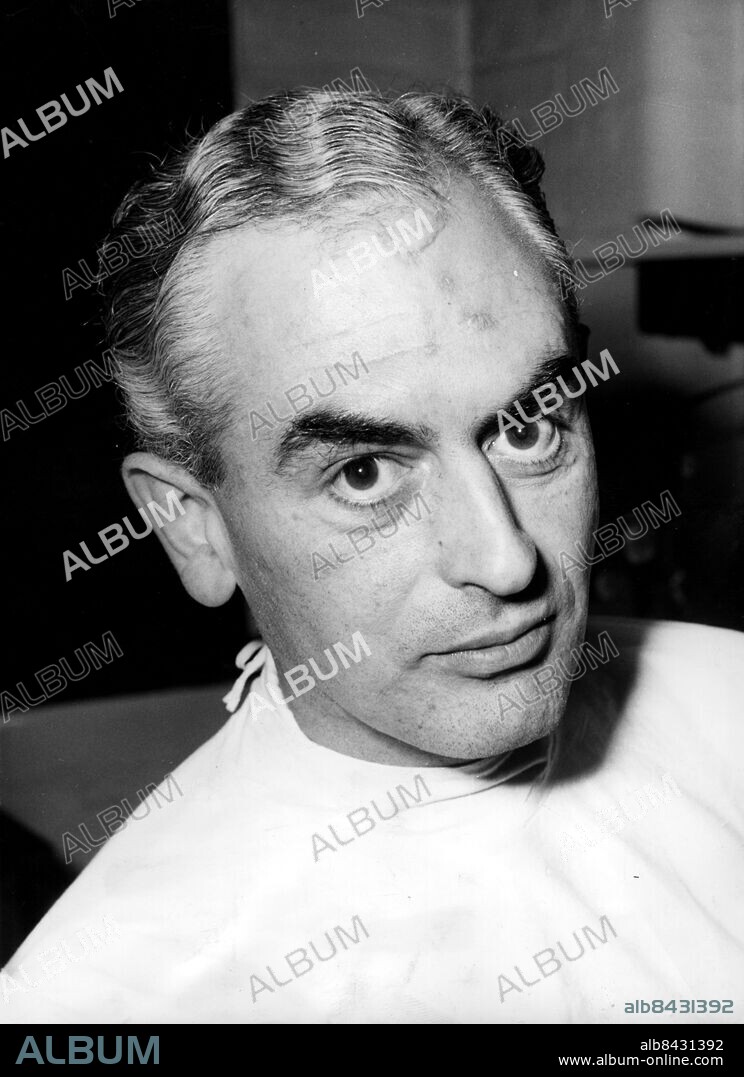 Orig bildtext... LONDON PROFESSOR WINS NOBEL PRIZE Professor Peter Brian Medawar, Jodrell Professor of zoology and comparative anatomy at University College, London, who has been awarded the Nobel Prize for Medicine. He is seen here in the Zoological Department of the college today. The professor was warded the prize for the discovery of acquired immunological tolerance, jointly with Dr Frank Macfarlane Burnet, of Australia. Nobelpris i medicin 1960. persons: Peter Brian Medawar sites: STOCKHOLM ;STORBRITANNIEN* ;SVERIGE.
