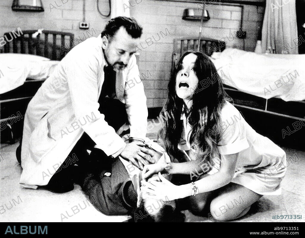 DIANA RIGG and GEORGE C. SCOTT in THE HOSPITAL, 1971, directed by ARTHUR HILLER. Copyright UNITED ARTISTS.