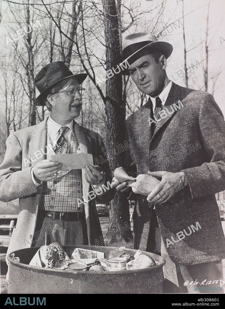 ARTHUR O'CONNELL et JAMES STEWART dans ANATOMY OF A MURDER, 1959, réalisé par OTTO PREMINGER. Copyright COLUMBIA PICTURES.