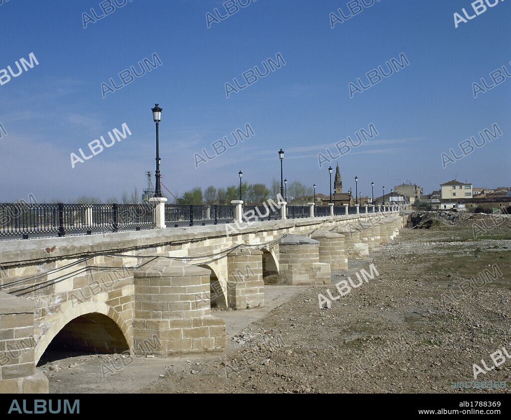 LA RIOJA. SANTO DOMINGO DE LA CALZADA. Vista general del PUENTE DE PIEDRA sobre el río OJA, que marca la entrada a la ciudad por la ruta de peregrinos. España. CAMINO DE SANTIAGO.