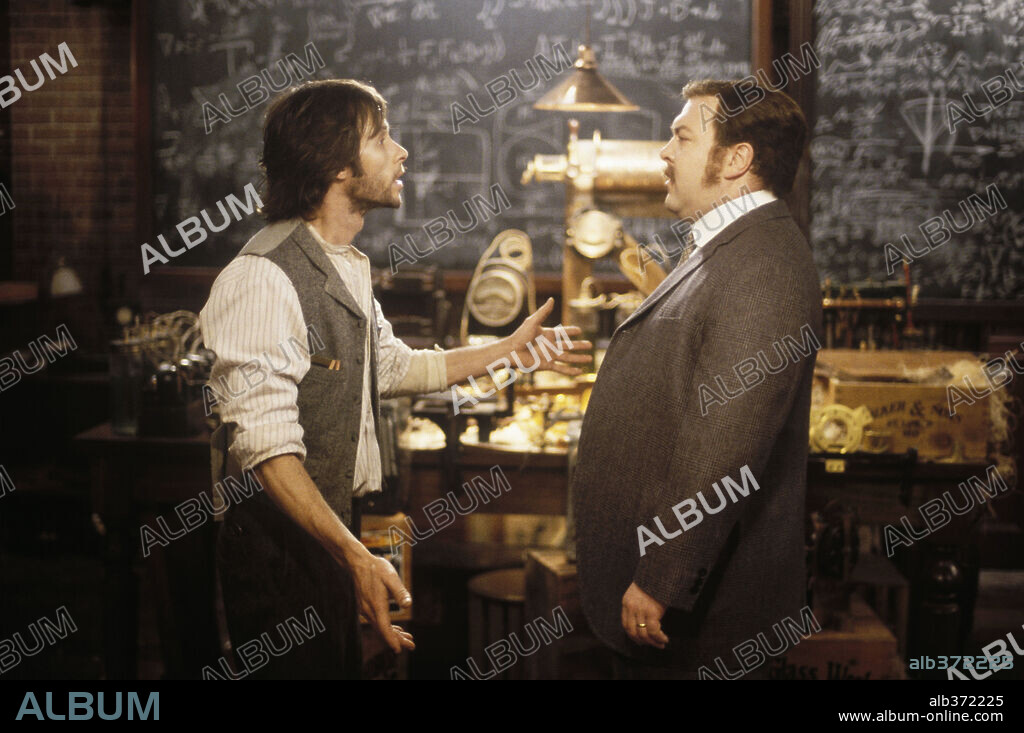 GUY PEARCE y MARK ADDY en LA MÁQUINA DEL TIEMPO, 2002 (THE TIME MACHINE), dirigida por SIMON WELLS. Copyright DREAMWORKS SKG/WARNER BROS.