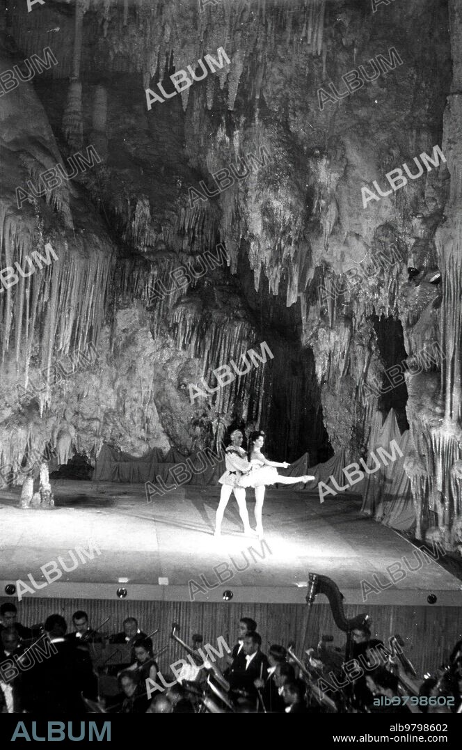 11 junio 1960. Representación de una obra de ballet clásico en la sala de las Cascadas en la cueva de Nerja.