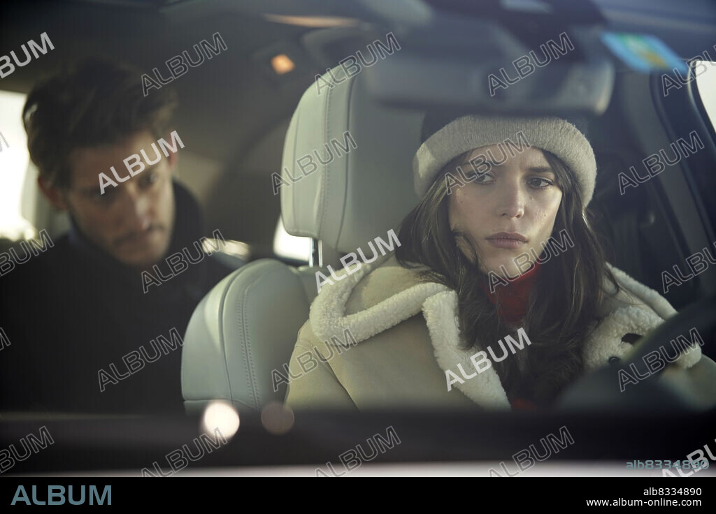 PIERRE NINEY et STACY MARTIN dans AMANTS, 2020, réalisé par NICOLE GARCIA. Copyright FRANCE 3 CINEMA.