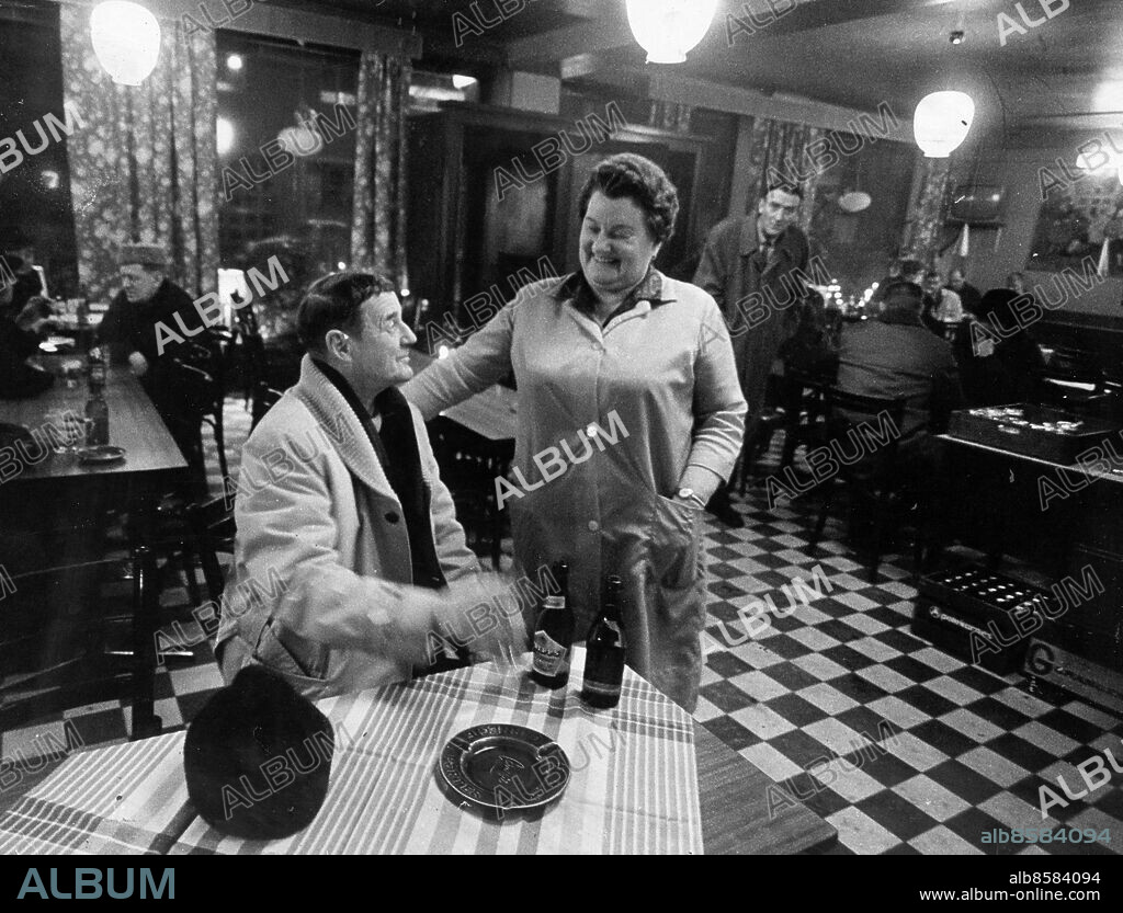 Stockholm 1969-01-04. Ölkafeet, "enda säkra utskänkningsstället där personalen behandlar alla som människor. Därför går man dit. Fast inte fruarna, dom ska inte vara här".Carinas äldsta stamgäst (i 46 år) kommer varje morgon, "vill inte väcka hemma" och ett slag varje kväll.. Foto: Sven Åsberg / DN / TT / Kod: 192. ** SvD OUT **.