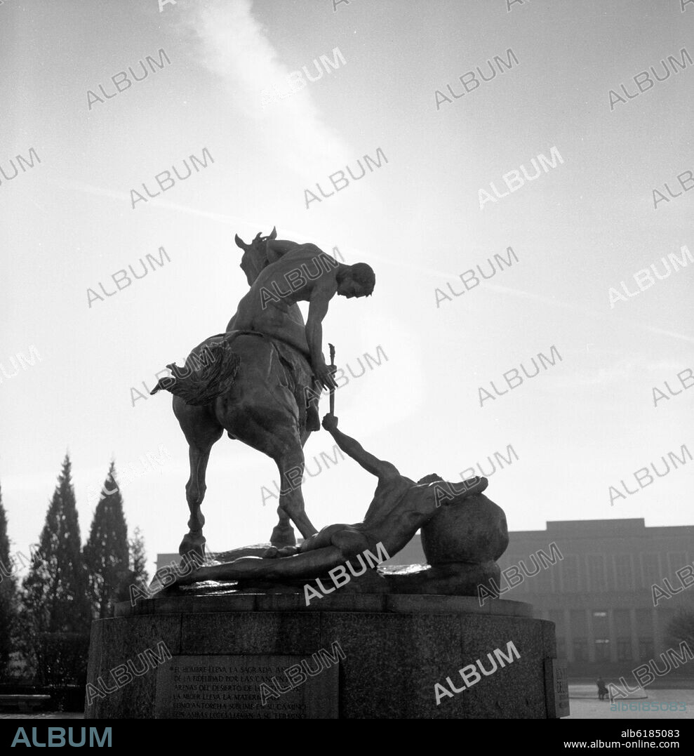 ANNA HYATT HUNTINGTON. MONUMENTO A LOS PORTADORES DE LA ANTORCHA - 1955 - ESCULTURA ECUESTRE - FOTOGRAFIA EN BLANCO Y NEGRO - AÑOS 60.