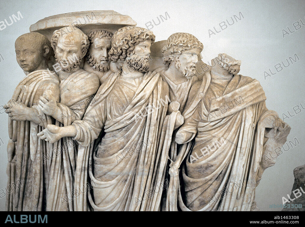 ARTE ROMANO. ITALIA. Restos de los relieves de un sarcófago romano con la representación de "PROCESSUS CONSULARIS". Siglo III d. C. Palazzo Massimo Alle Terme. Roma.