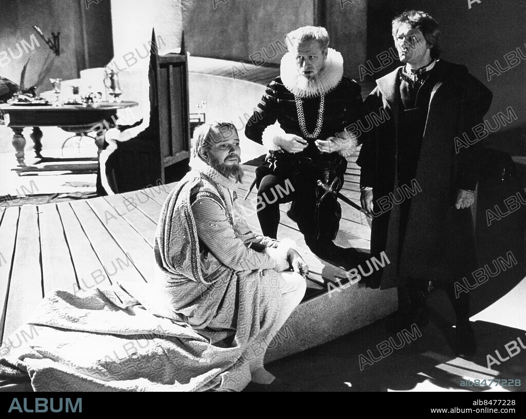 1974.. Orig. bildtext... TV Erik XIV. Lars Passgård, Jan Nygren, Tord Peterson -74, TV-teater. Anm. Publ. i Strindberg som tv-dramatiker s. 178: Från vänster Erik XIV (Lars Passgård), Nils Gyllenstjerna (Jan Nygren) och Göran Persson (Tord Peterson) i Kurt Olof Sundströms Erik XIV 1974. TV-teater CD249 persons: LARS PASSGÅRD;JAN NYGREN;TORD PETERSON sites: SVERIGE.