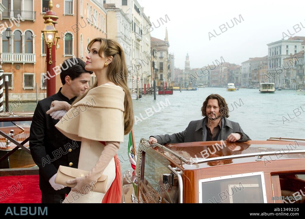 ANGELINA JOLIE et JOHNNY DEPP dans THE TOURIST, 2010, réalisé par FLORIAN HENCKEL VON DONNERSMARCK. Copyright GK FILMS.