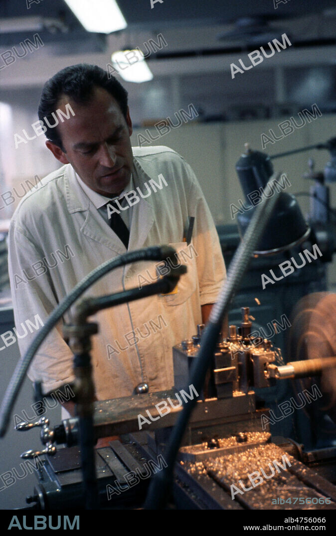 Ingenieur au travail a l'EURATOM d'Ispra (Italie). Photographie par Jean Pottier prise en 1966. Credit : Photo POTTIER/KHARBINE-TAPABOR.