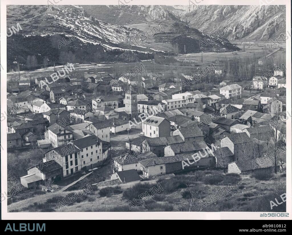 28 enero 1975. Vista del antiguo pueblo de Riaño (León).