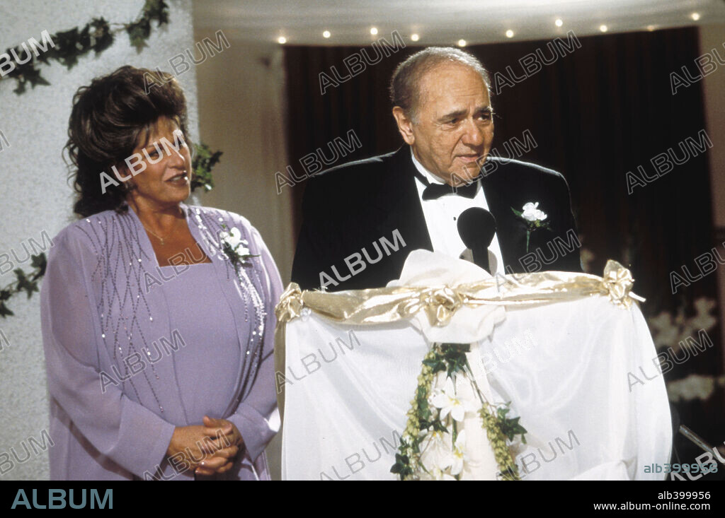 LAINIE KAZAN und MICHAEL CONSTANTINE in MY BIG FAT GREEK WEDDING, 2002, unter der Regie von JOEL ZWICK. Copyright IFC FILMS.