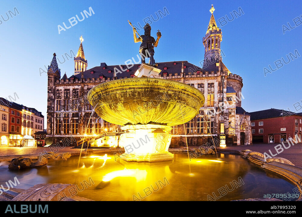 Aachen, Karlsbrunnen (auch Marktbrunnen) vor dem gotischen Rathaus. Aaachen, 05.04.2020.