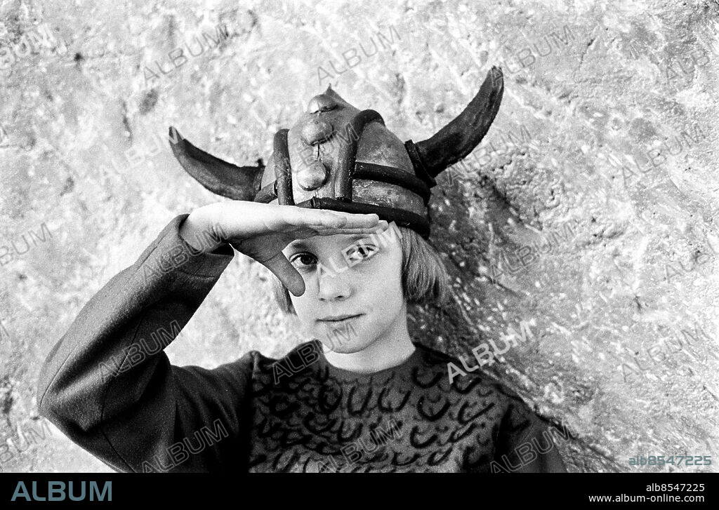 1967-02.. ONKEL THORES STUGA. TV-program med värden Thore Skogman.. Sänt första gången 1967-03-19.. Här ses skådespelaren Hans Ola Jonsson som Vicke Viking i ett inslag i programmet.. Foto: Ulf Stråhle / RiR / SVT / Kod: 5600. Bild och reportage publ. i RiR 12/67 sid 21, 51.. RiR 18505 sv/v neg  . Hjälmar Vikingahjälmar.