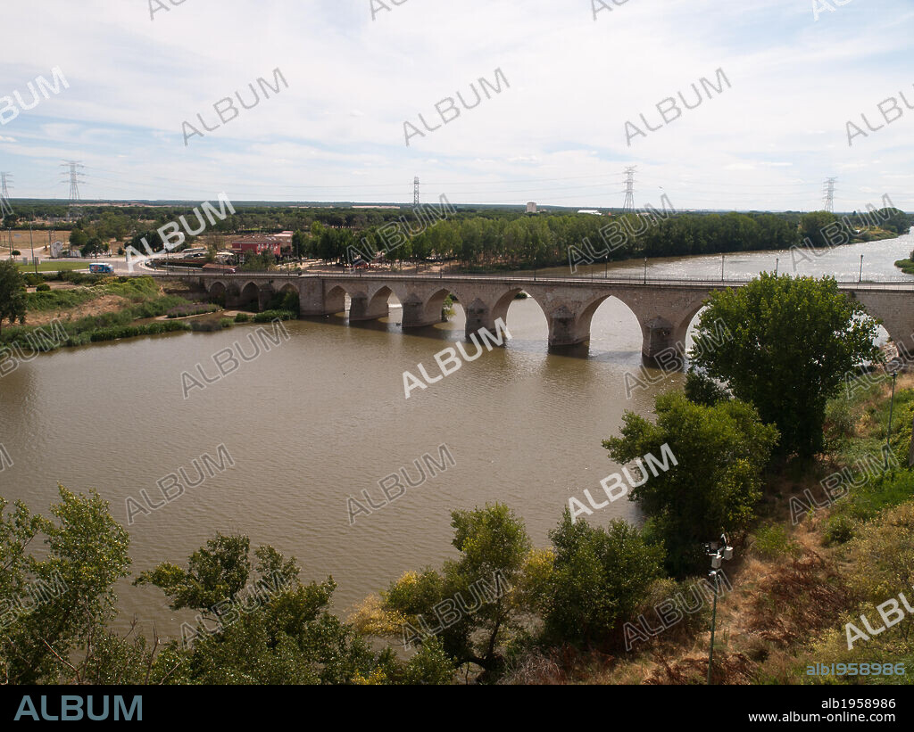CASTILLA Y LEON. RIO DUERO a su paso por la localidad de TORDESILLAS. Provincia de Valladolid. España.
