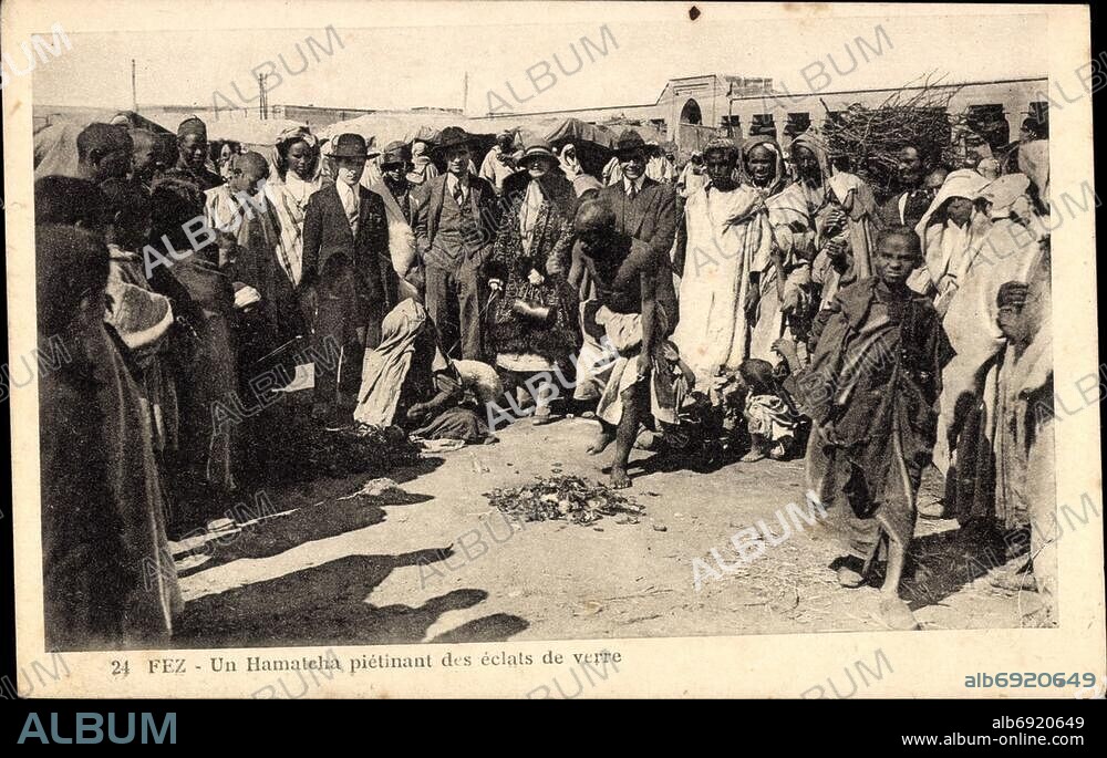 Fez Marokko, Un Hamatcha piétinant des éclats de verre.