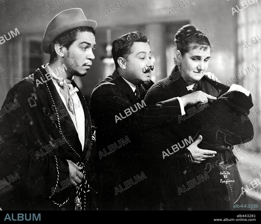 CANTINFLAS, JOAQUIN PARDAVE et SARA GARCIA dans AHÍ ESTÁ EL DETALLE, 1940, réalisé par JUAN BUSTILLO ORO. Copyright BUSTILLO ORO.