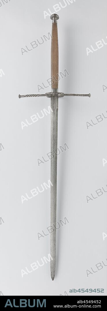 Broadsword, Two-handed sword with wooden hilt of later date and straight, two-edged blade with central channel. Grooves on either side of the trench and centrally in the trench. The guard rod and guard brackets have spiral wound ridges and grooves. The parking rod ends on both sides with a button that is provided with grooves. The hilt knob is also decorated with grooves. The straight blade is adorned with brass inlays on the blade shoulders on either side., anonymous, Germany, c. 1560, l 169 cm × w 45 cm × d 19 cm × l 112 cm.