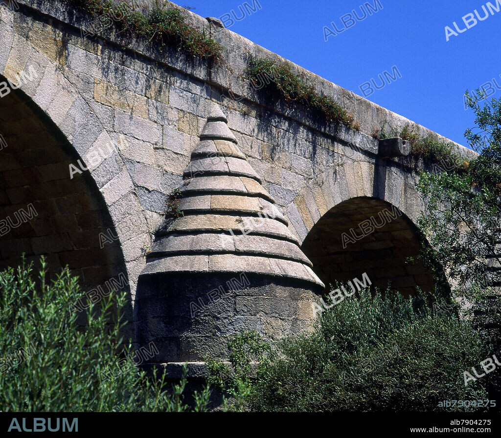 PUENTE DEL RETAMAR DEL SIGLO XVIII SOBRE EL RIO GUADARRAMA EN EL MUNICIPIO DE GALAPAGAR REMATE DEL TAJAMAR SEMICIRCULAR.