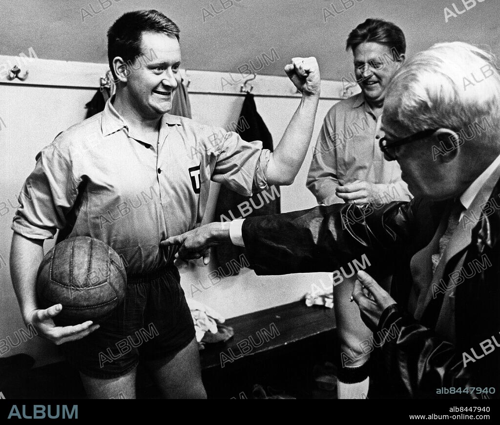ARKIV DEGERFORS 196306.. Från vänster journalisterna Lars-Gunnar Björklund, Mats Linday och radiomannen Sven Jerring i samband med en fotbollsmatch på Stora Valla i Degerfors mellan Lions Club i Degerfors och Sveriges Radio-TV.. Foto: Jarl Ekenryd / SVT Bild / Kod: 5600. RiR sv/v 16929. Mapp: Degerfors. Rep 194.