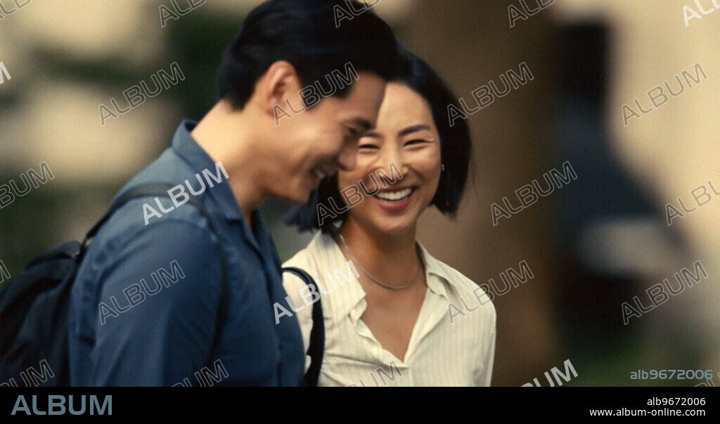 GRETA LEE and TEO YOO in PAST LIVES, 2023, directed by CELINE SONG. Copyright A24 / CJ Entertainment.