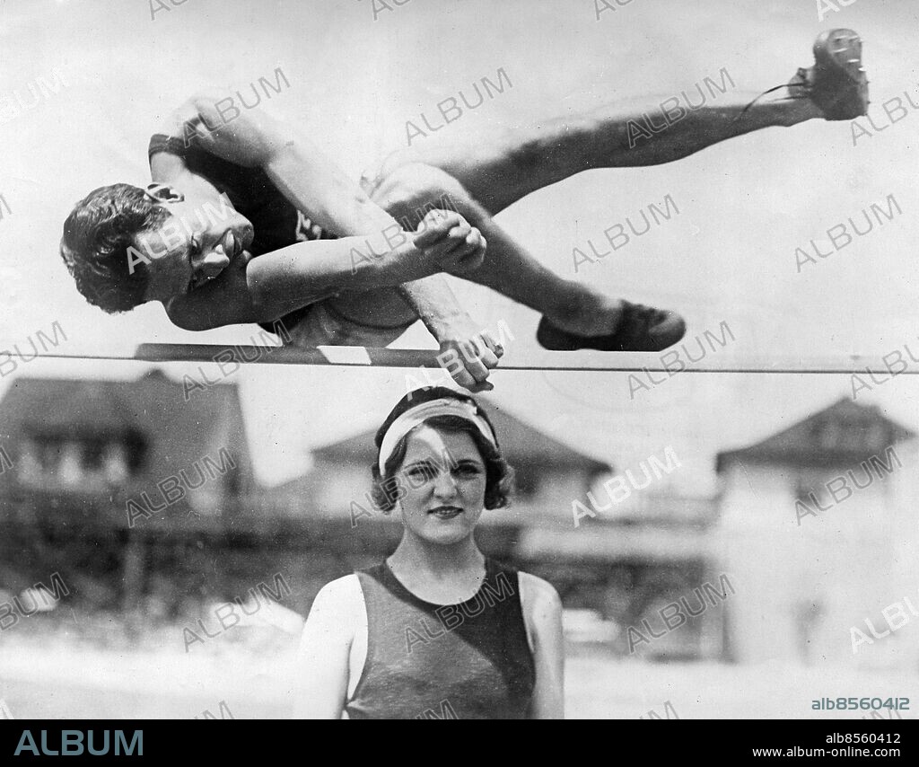 USA omkring 1930.. Miss Dorothy Dwan står under ribban när Henry Coggeshall, höjdhoppare från University of Southern California, hoppar.. Foto: Wide World Photos / AB Text & Bilder / SVT / Kod: 5600. Engelsk originalbildtext.. Mapp: Höjdhopp herrar I:41a.