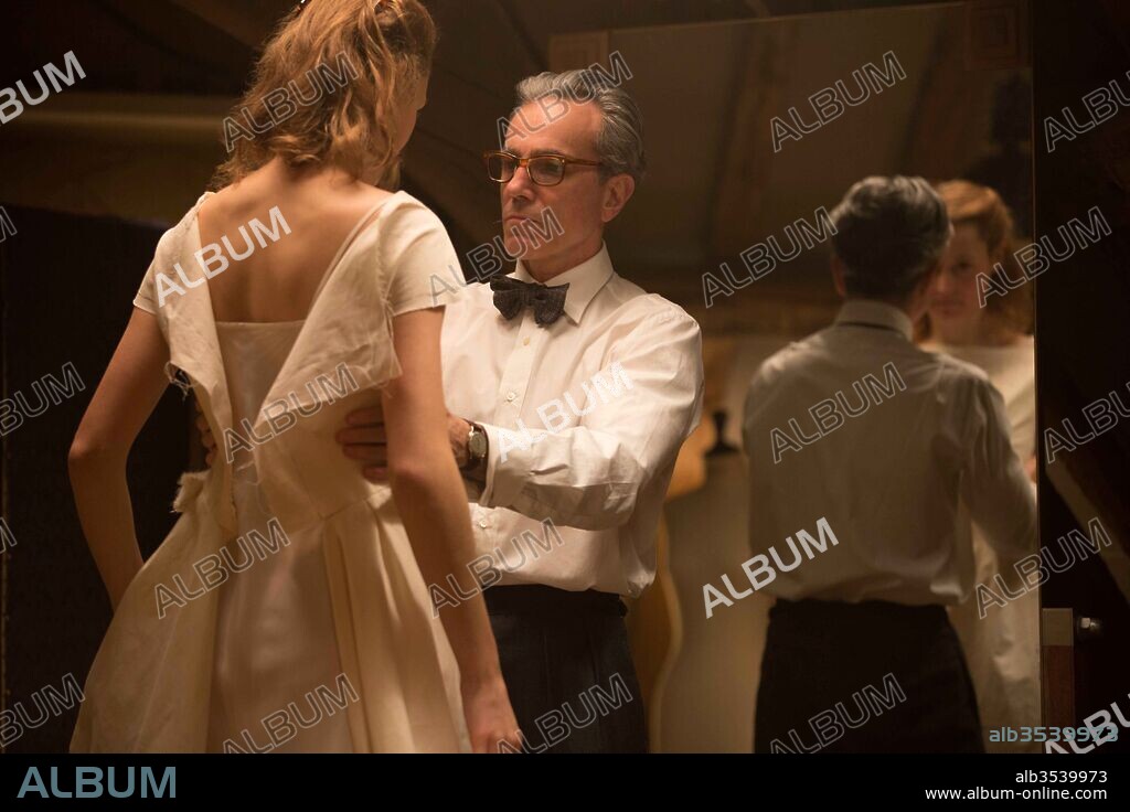 DANIEL DAY-LEWIS y VICKY KRIEPS en EL HILO INVISIBLE, 2017 (PHANTOM THREAD), dirigida por PAUL THOMAS ANDERSON. Copyright ANNAPURNA PÌCTURES/FOCUS FEATURES/GHOULARDI FILM COMPANY.