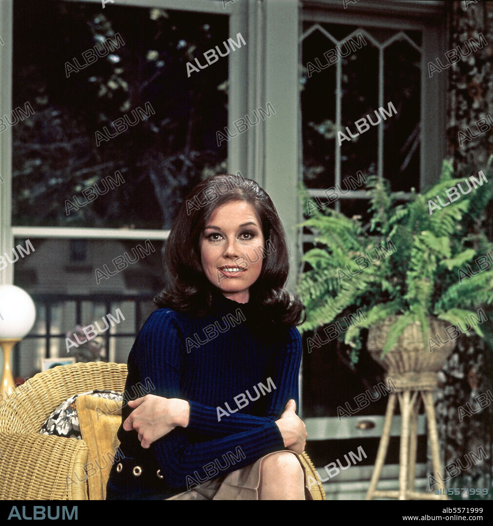 MARY TYLER MOORE in MARY TYLER MOORE, 1970, directed by ALAN RAFKIN, JAMES BURROWS, JAY SANDRICH and PETER BALDWIN. Copyright MTM ENTERPRISES.