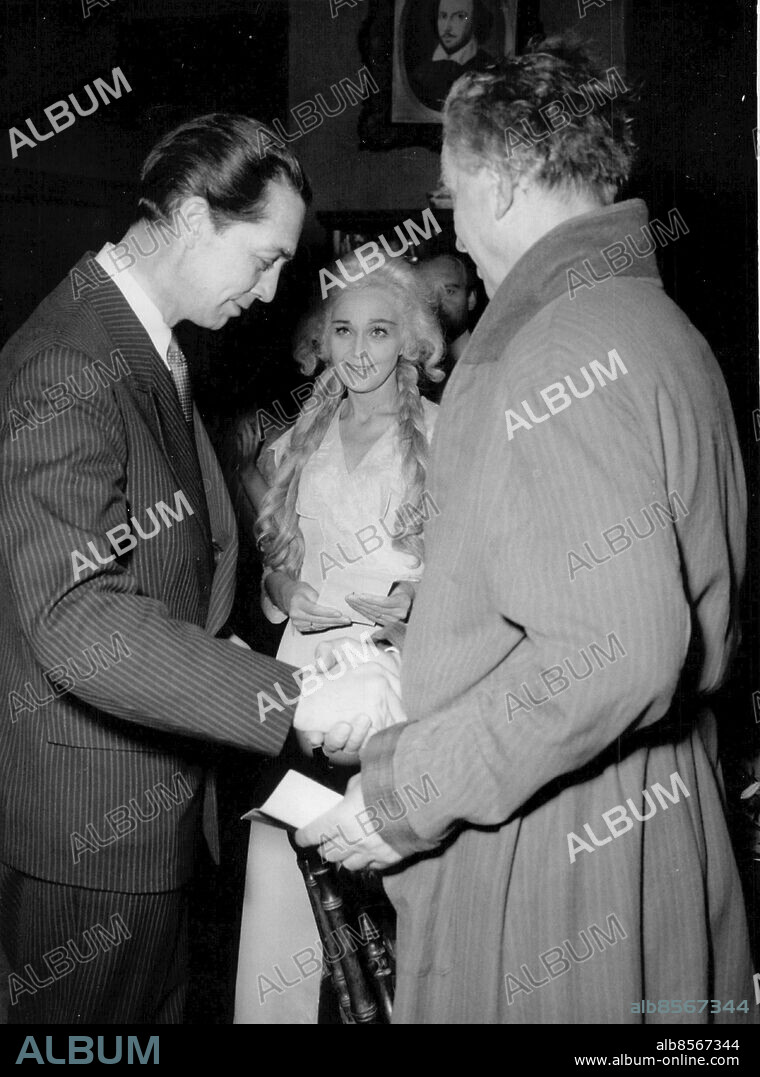 Stockholm 1956-10-16. O'Neill-stipendiet. Karl Ragnar Gierow gratulerar Lars Hanson och Inga Tidblad.. Foto: SvD / TT / kod 12014.