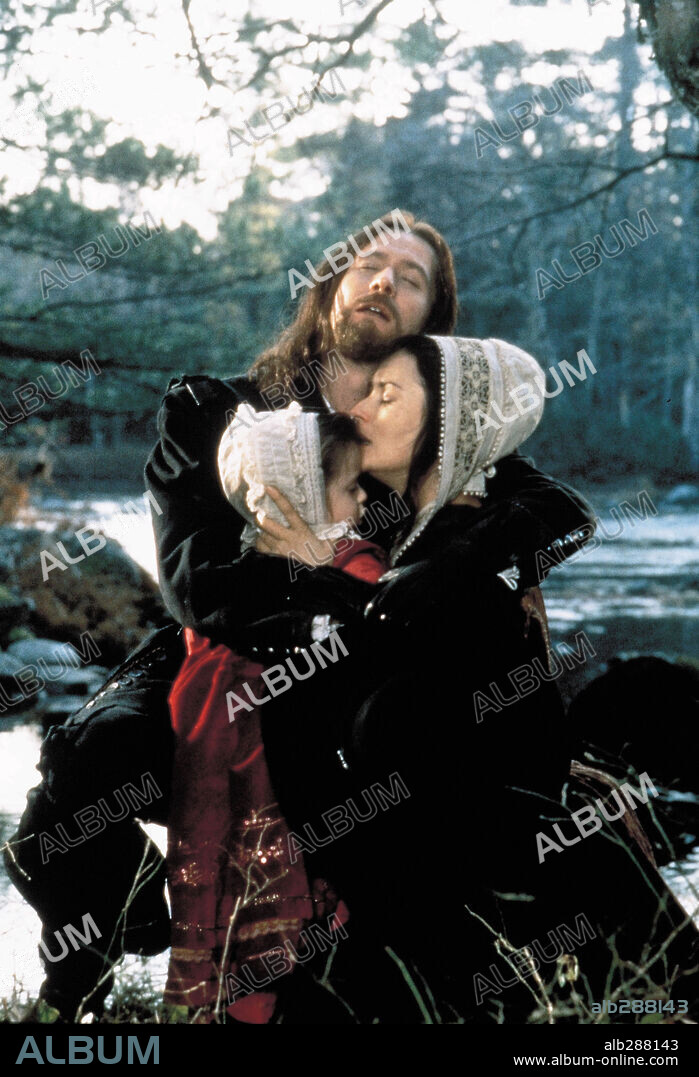 DEMI MOORE and GARY OLDMAN in THE SCARLET LETTER, 1995, directed by ROLAND JOFFE. Copyright CINERGI PICTURES.