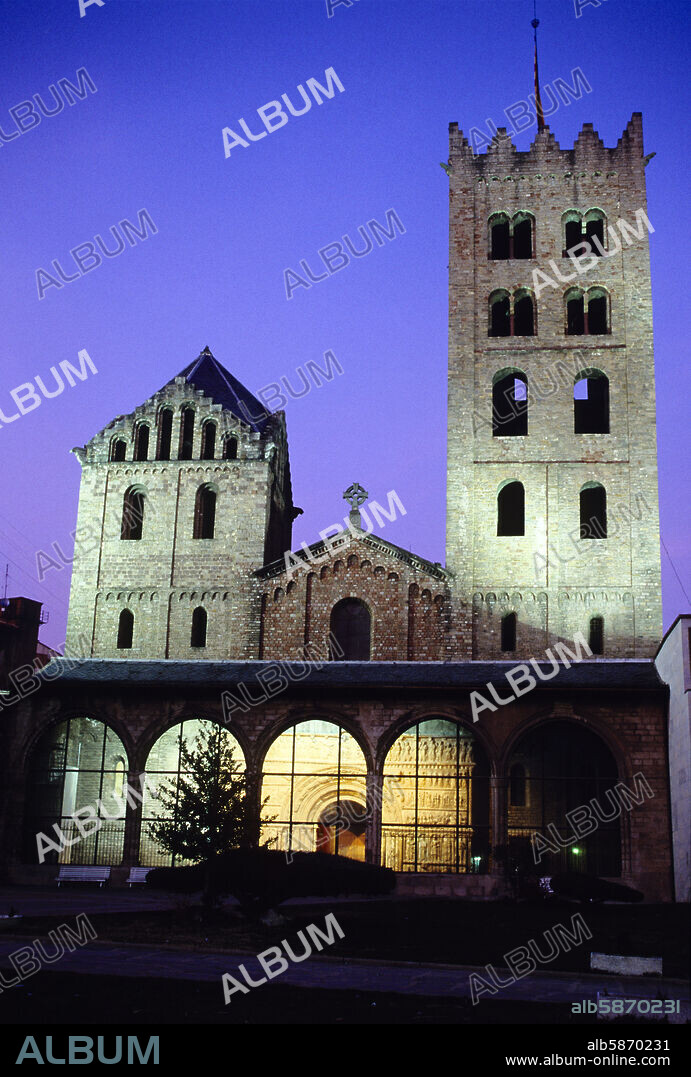 Ripoll, fachada del monasterio de Santa María (arquitectura románica) (El Ripollés).