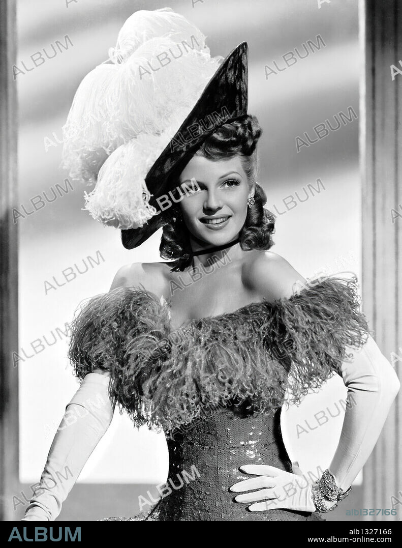 RITA HAYWORTH en ESTA NOCHE Y TODAS LAS NOCHES, 1945 (TONIGHT AND EVERY NIGHT), dirigida por VICTOR SAVILLE. Copyright COLUMBIA PICTURES.