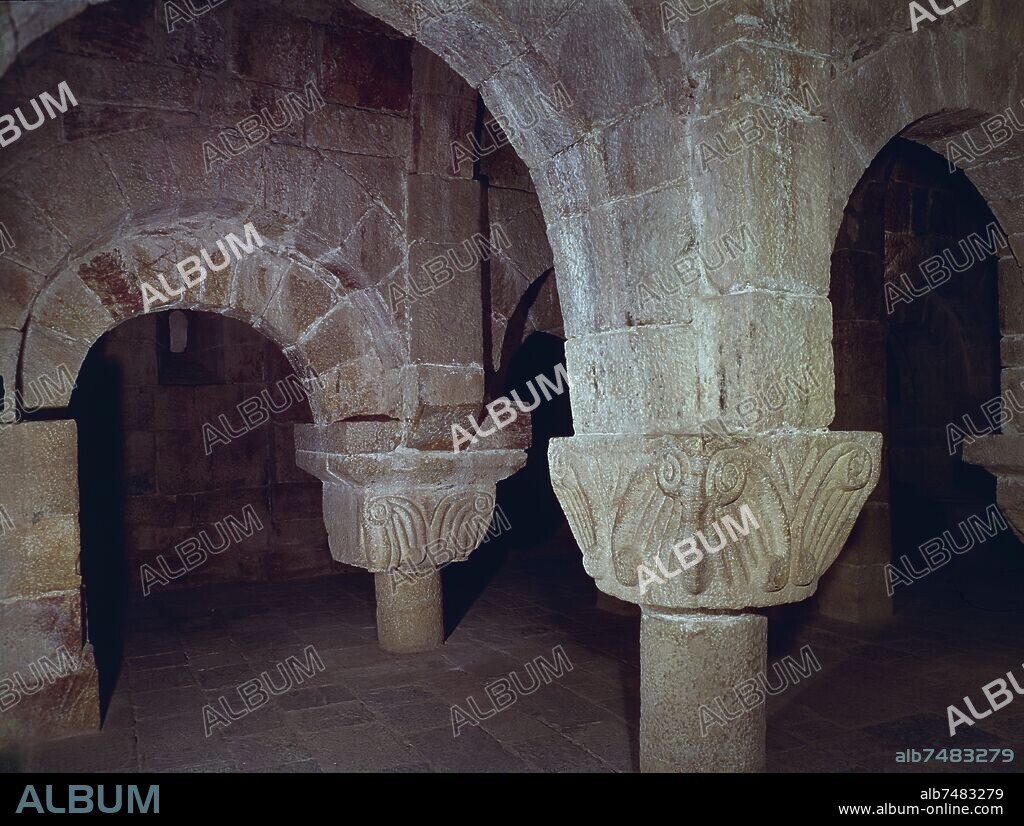 INTERIOR DE LA CRIPTA DEL MONASTERIO DE LEYRE CONSAGRADA HACIA 1057.