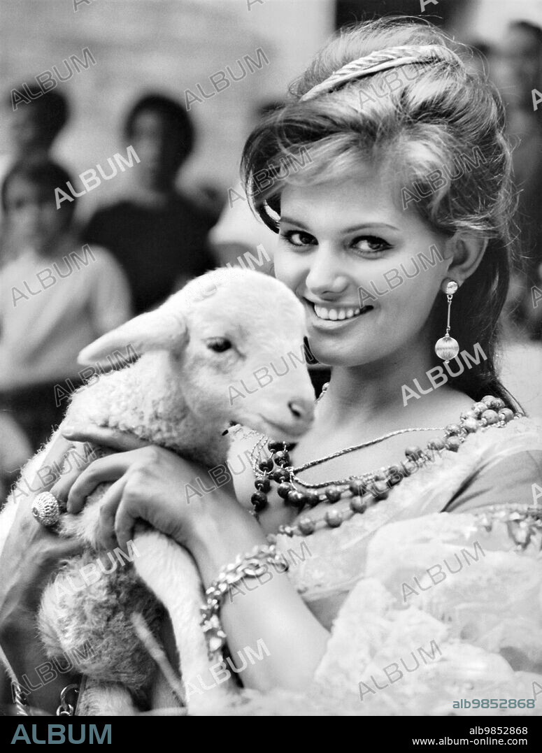 CLAUDIA CARDINALE in CARTOUCHE, 1962, directed by PHILIPPE DE BROCA. Copyright LES FILMS ARIANE/FILMSONOR/VIDES.