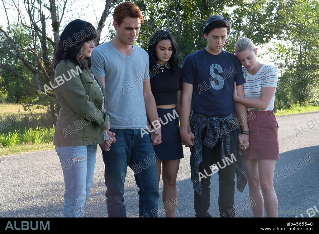 CAMILA MENDES, COLE SPROUSE, KJ APA, LILI REINHART y SHANNEN DOHERTY en RIVERDALE, 2017, dirigida por ROBERTO AGUIRRE-SACASA. Copyright CBS TELEVISION. Temporada 4 Episodio 1.