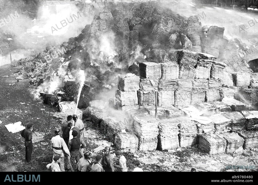 14 agosto 1920. Aranguren (Vizcaya). Un Incendio. Trabajos de extinción del fuego ocurrido el 14 del actual en la papelera Española, donde se Quemaron Varias Toneladas de pasta de papel Procedentes de Noruega foto espiga.