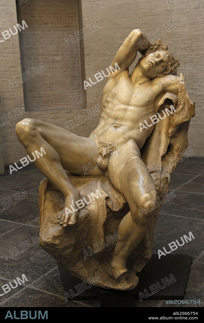 ARTE GRIEGO. ESTILO HELENISTICO. FAUNO BARBERINI o SATIRO BORRACHO o DORMIDO. Fechado alrededor del 220 a. C. Probablemente procedente de un santuario de Dionisio y posteriormente colocado en los jardines cercano al río Tiber de Roma. Encontrado cerca del Castillo Sant'Angelo. Copia romana en mármol de un original griego de época helenística de la Escuela de Pérgamo. Obra maestara del barroco griego. Glyptothek. Munich. Alemania. Europa.